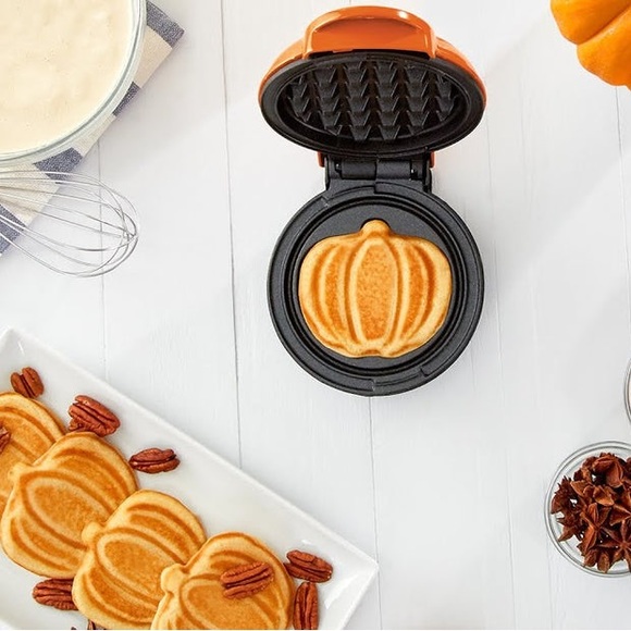 DASH PUMPKIN MINI WAFFLE MAKER - Picture 4 of 6